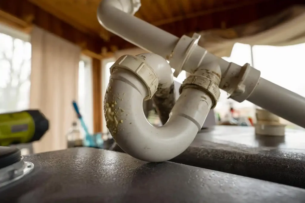 Rohrbruch unter der Spüle in der Einbauküche professionell reparieren – Rohrbruch Kerpen